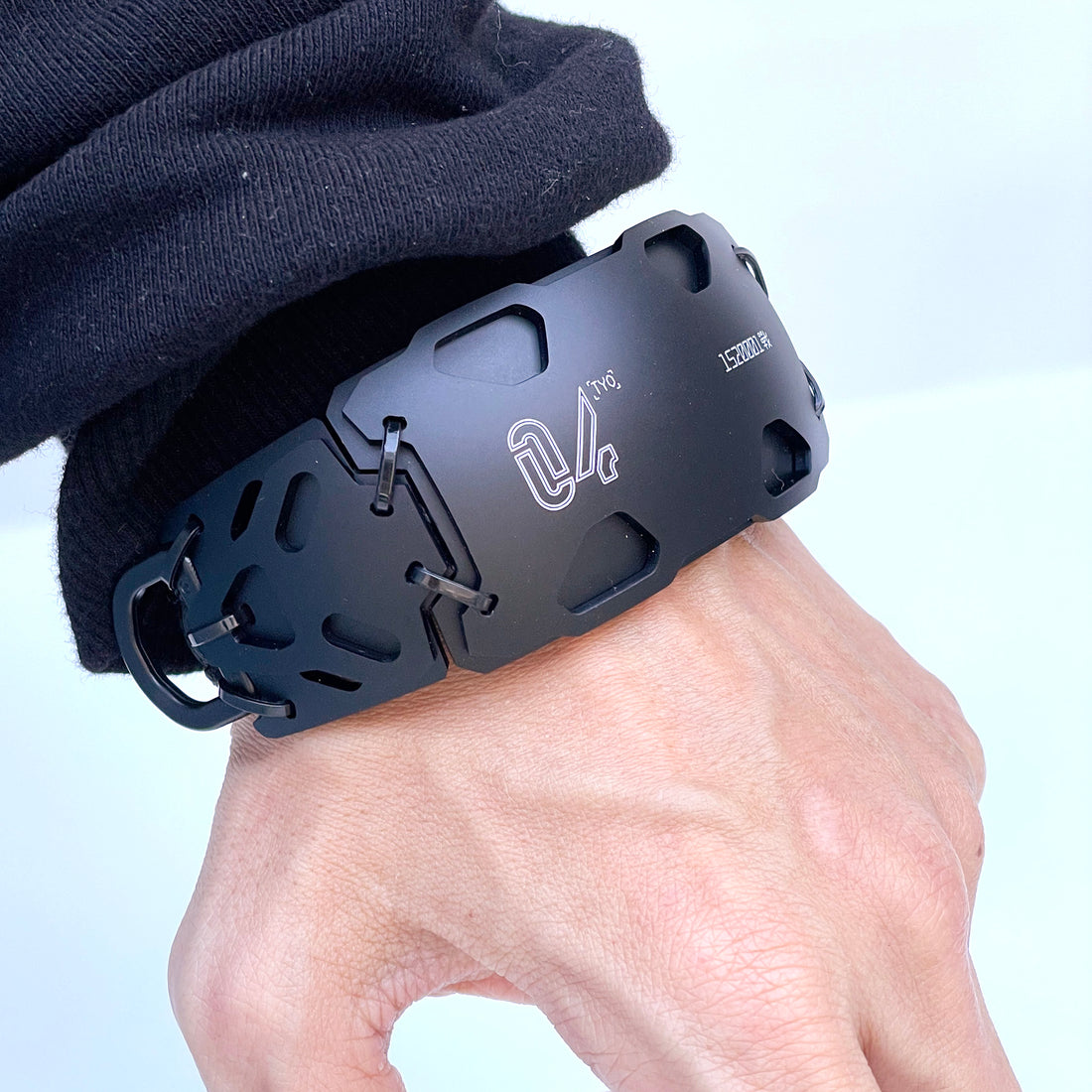 Armored Paracord Wristband Unit 04