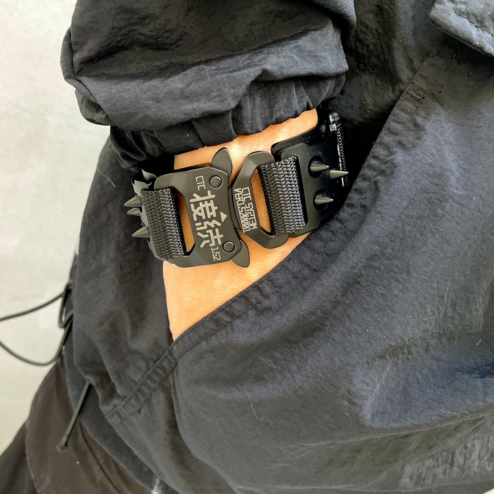 Quick release wristband unit