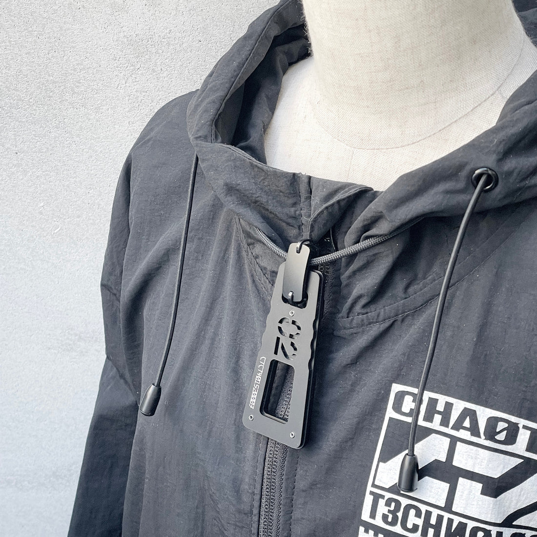 Giga Zipper Pull